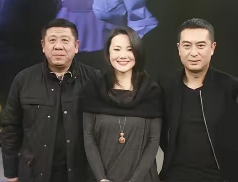 这张3人合照，我一眼就认出了身材合中、朗目疏眉的张嘉益与方颐大耳、气色盈和的国家