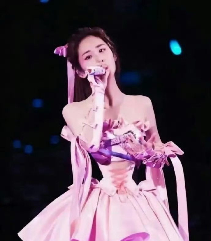 原本以为张碧晨的腰给P没了，第二张图才发现是衣服设计成这样