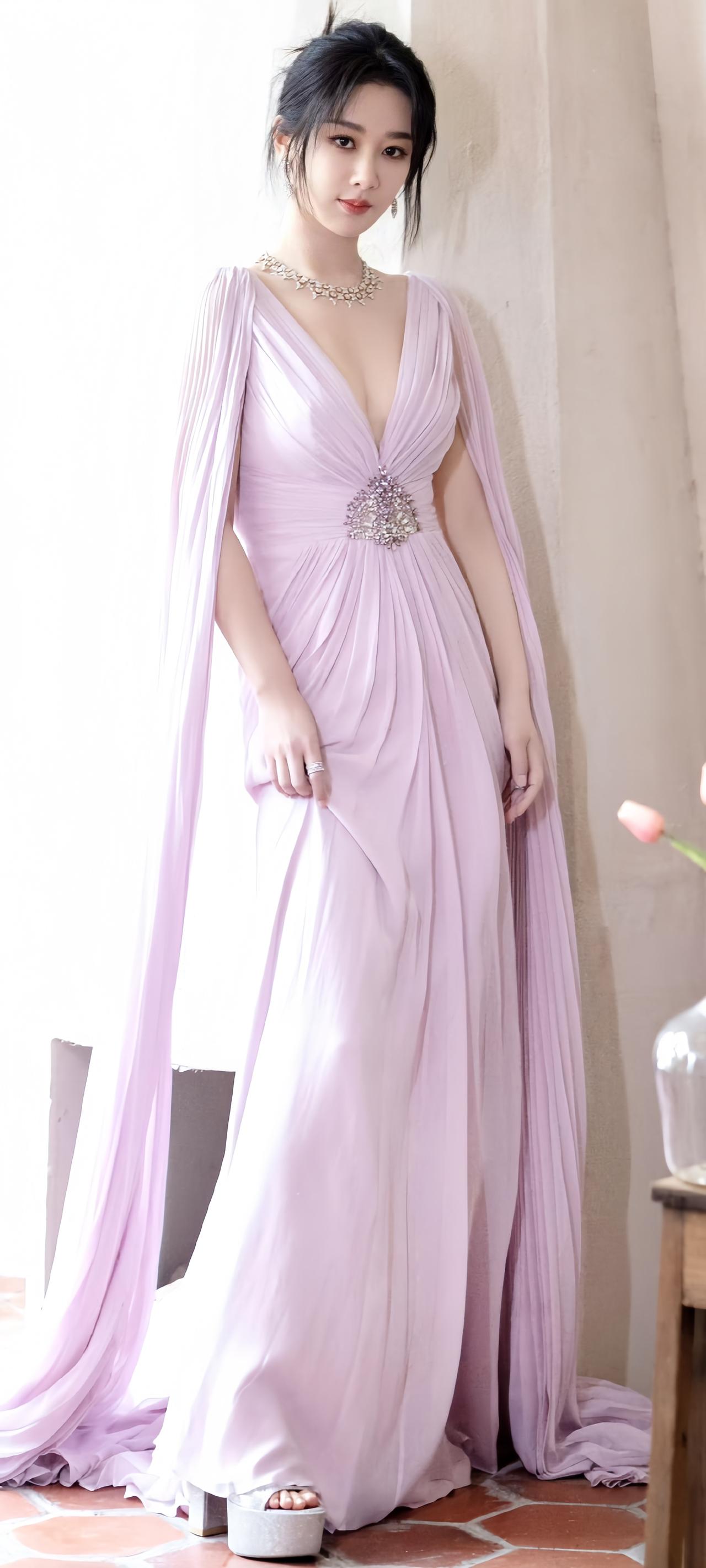 杨紫这组淡紫长裙造型，是把“温柔贵气”焊在身上了吧✨谁懂啊！杨紫新出的这组写真