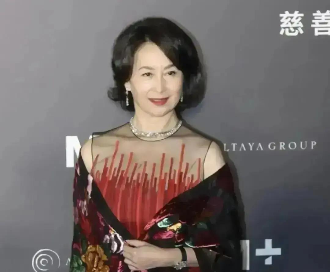 赌王两房同桌零交流一张圆桌，何超琼讲完团结就起身，梁安琪绕远路离场，中间隔