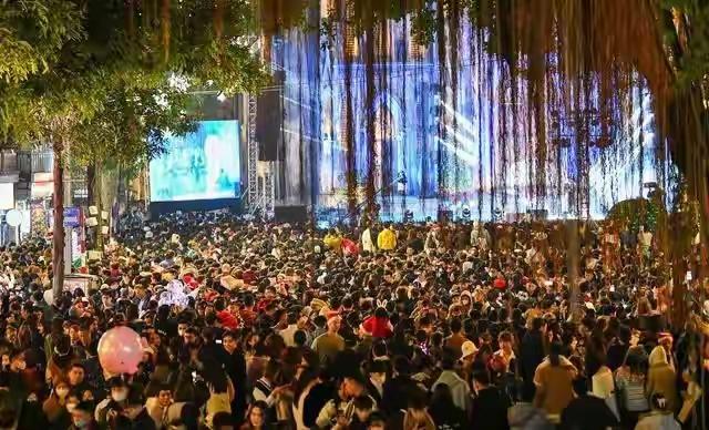 越南圣诞节大火，成了越南人的狂欢日。今年的圣诞节，整个越南街区到处都是圣诞树，