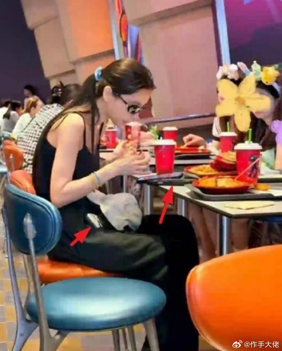Angelababy出门三个手机起步近期多位路人在上海街头、迪士尼偶遇Angel