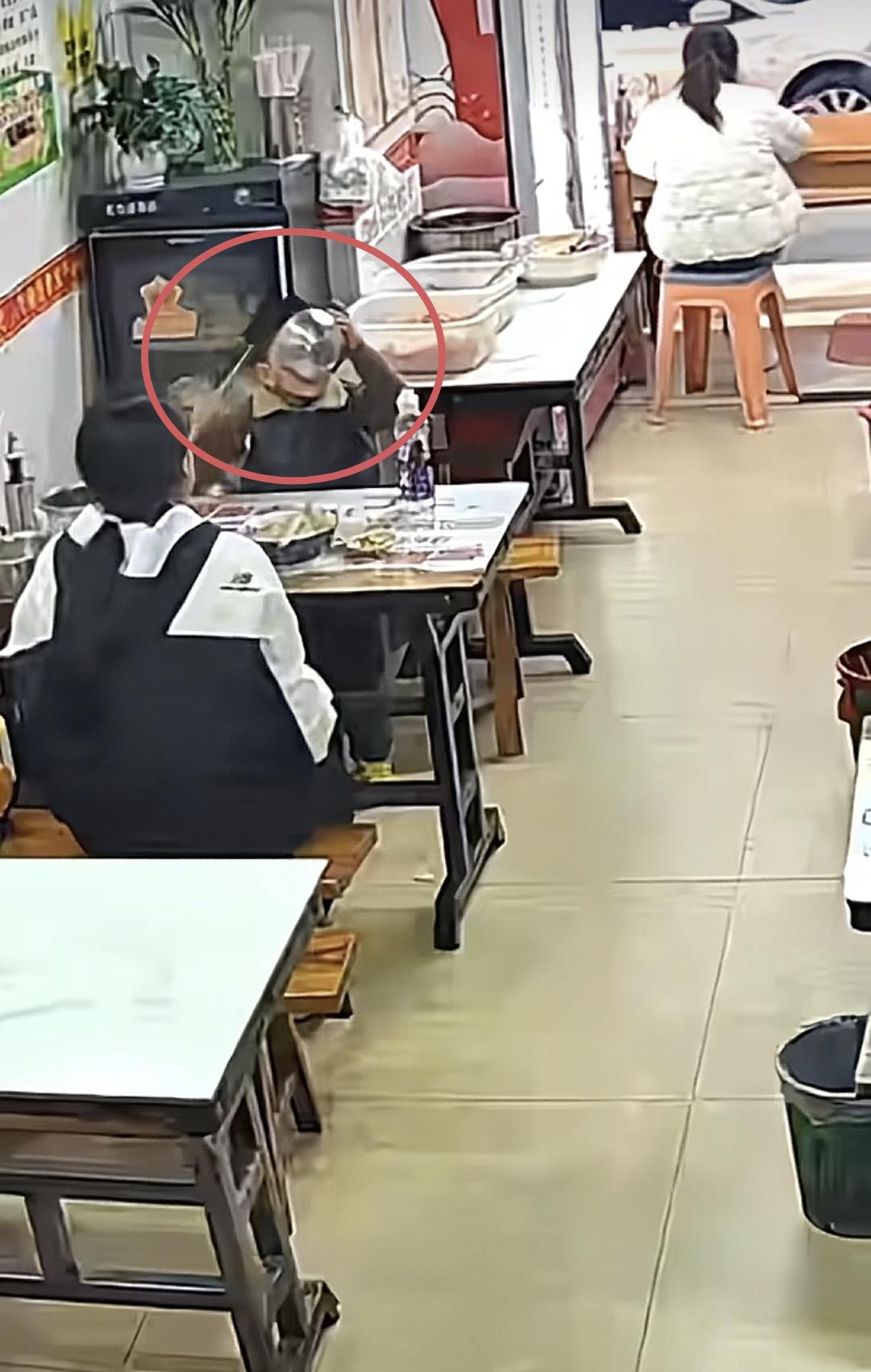 男孩一句话火上人民日报了！男孩和妈妈去店里吃牛肉粉，孩子端起碗连汤都喝个精光，临