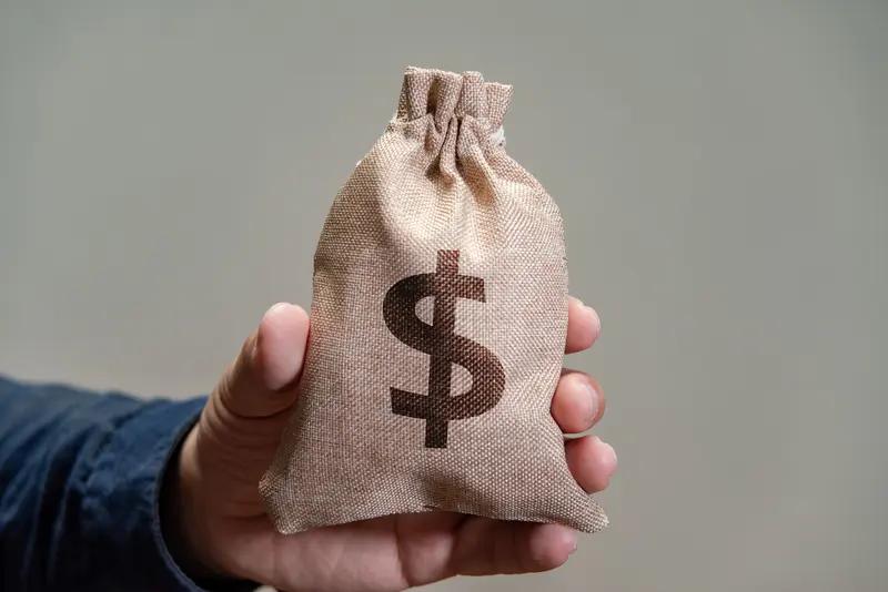 教书三十年还是头一次遇到这样的事情。大概是二0二0年以前，工资都是下个月才发放上