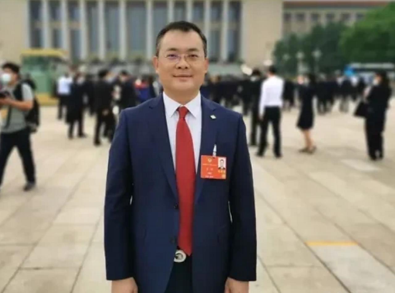 曹晖接任董事长顺利无比，宗馥莉接任董事长各种麻烦缠身，有一个省心的老爸真是无比重