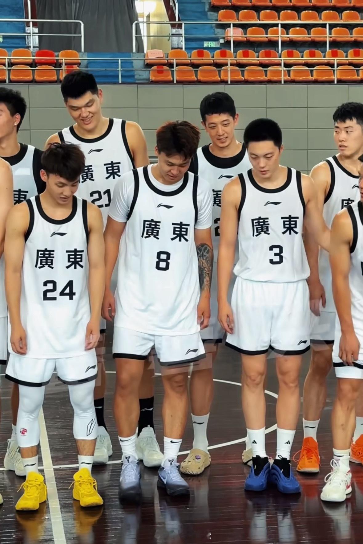 广东男篮全运会阵容好豪华啊，狠狠的期待住了！视频：番薯头广东男篮全运会阿才说球C
