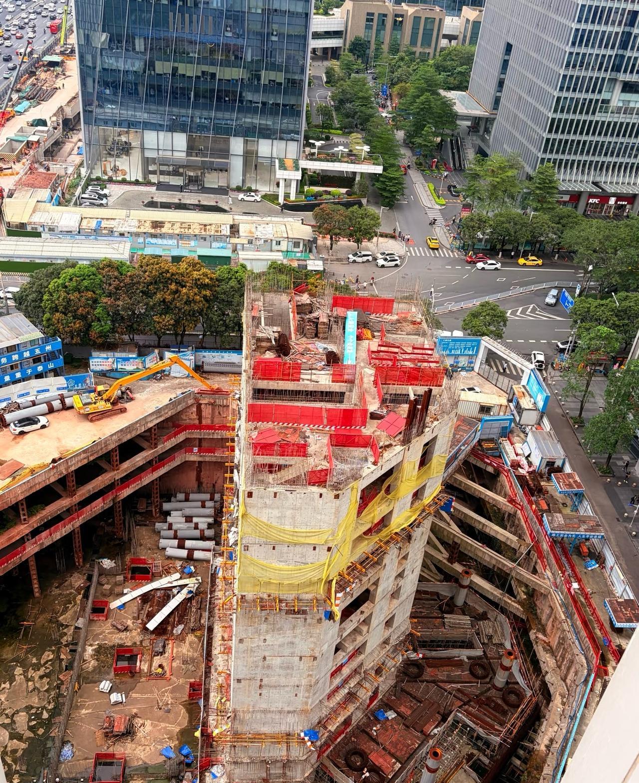 珠江新城这栋楼为啥不建了呀来珠江新城玩了好几天一直都有看见这栋楼，看到牌子上