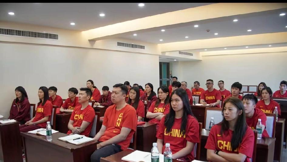 宫鲁鸣把王治郅都请来了了，听说是为了提高女篮内线技术。这倒是个好办法，以王治郅的