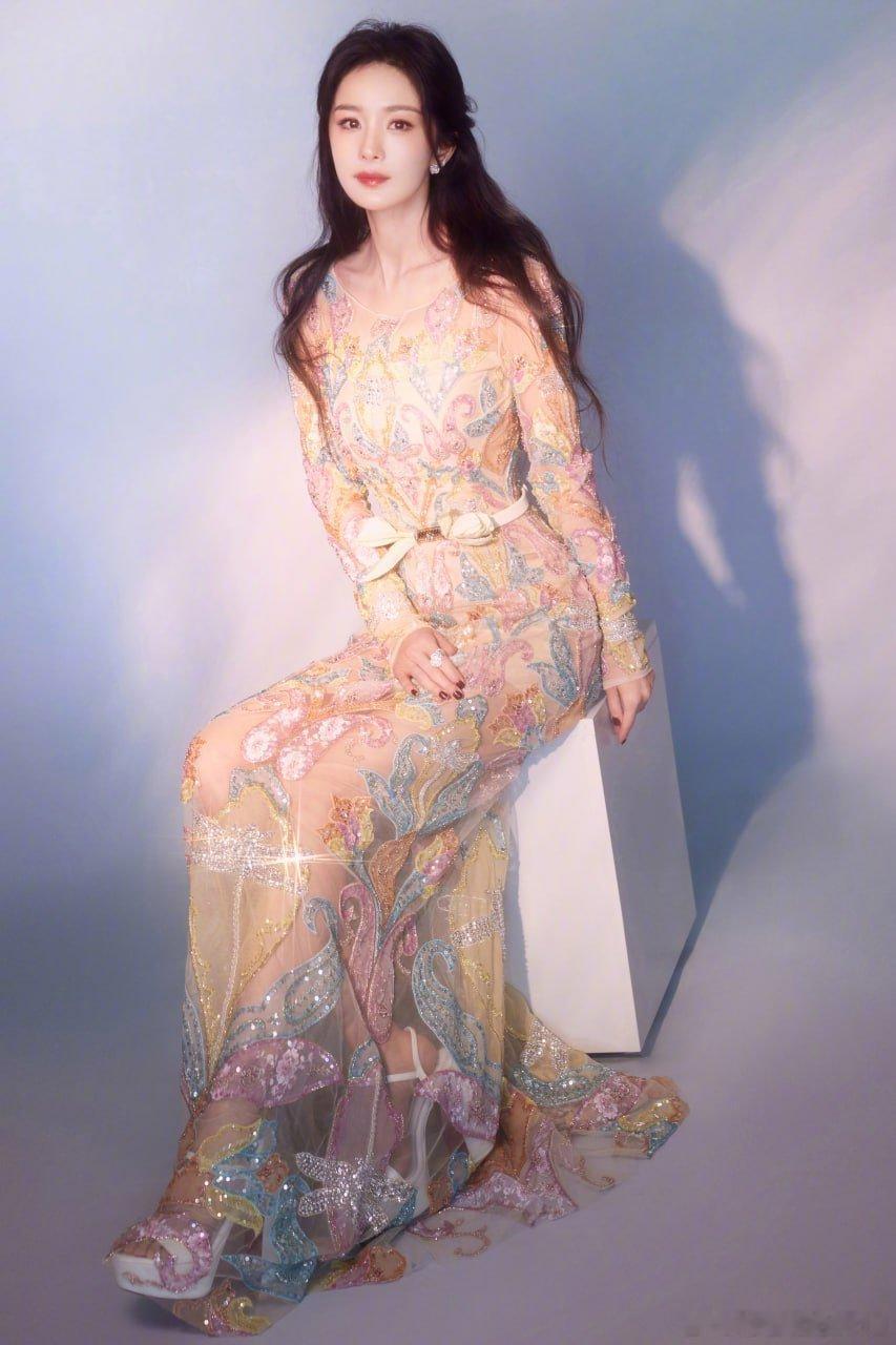 写真杨幂粉色贴身印花礼服造型