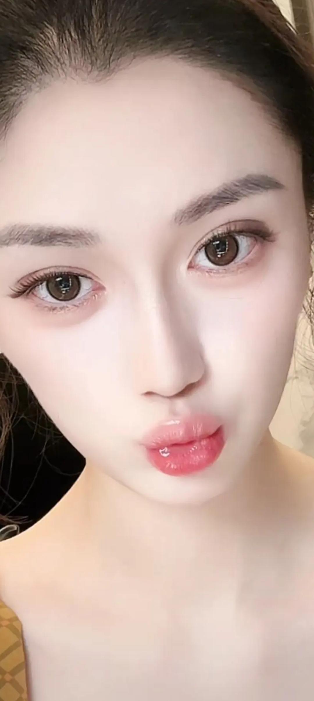 这位小姐姐妆容好精致啊！