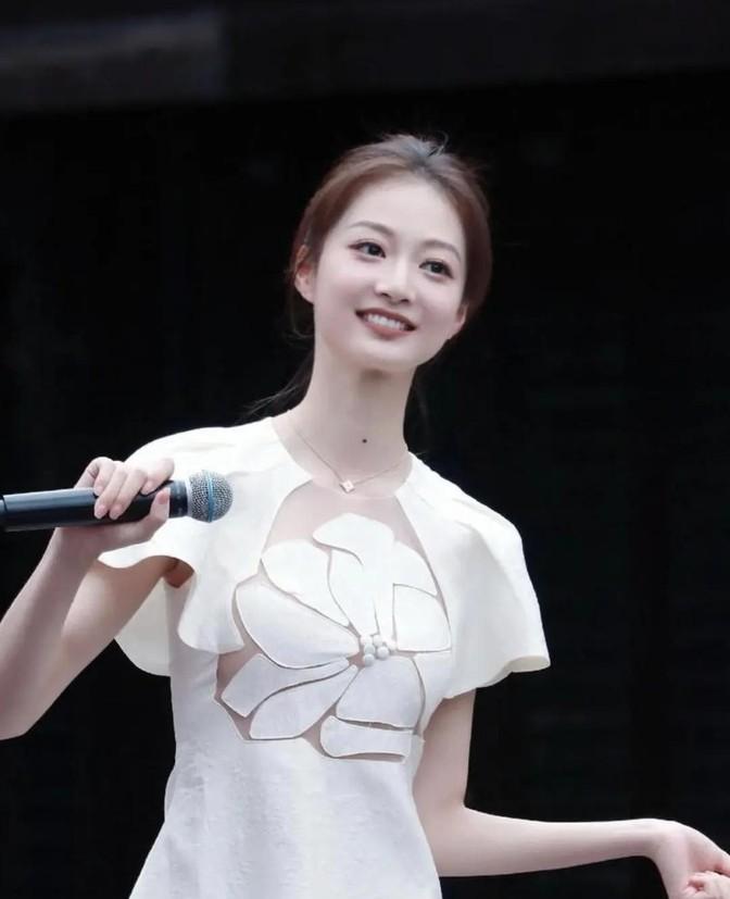 冯琳26岁成东方卫视一姐，有人说是脸好，有人说靠自媒体。研究生学历如今真不算稀奇