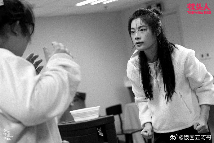 黑白色调下的陈丽君