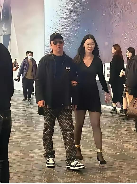 依然阻止不了王大少换女朋友！