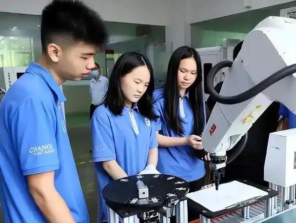 读书没用了？大厂集体跳过大学，专抢高三生，背后真相太扎心.. 当千万高三学子