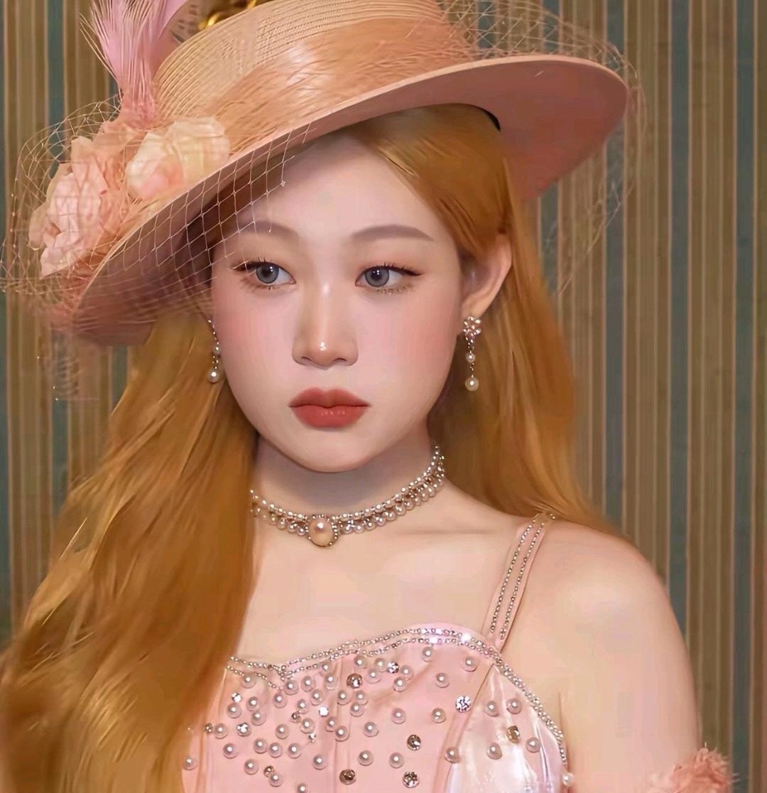 沈佳润，火了，给沈佳润化妆的王亚飞，更赚火了一个妆造3万8。且不说画得好不好看，