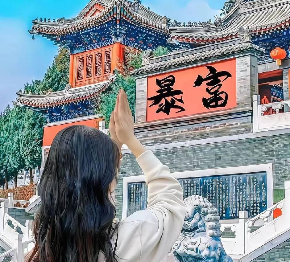 有个堂叔，年轻时在煤矿挖煤。他长得高大魁梧，但没有娶妻。他的爱好是打麻将。他说，