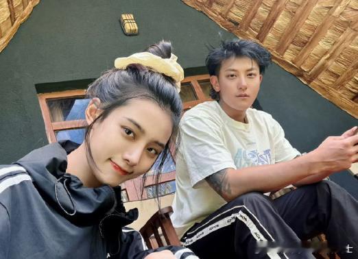 黄子韬徐艺洋新副本黄子韬马赛部落变形计黄子韬和徐艺洋开启马赛部落生活体验，两人