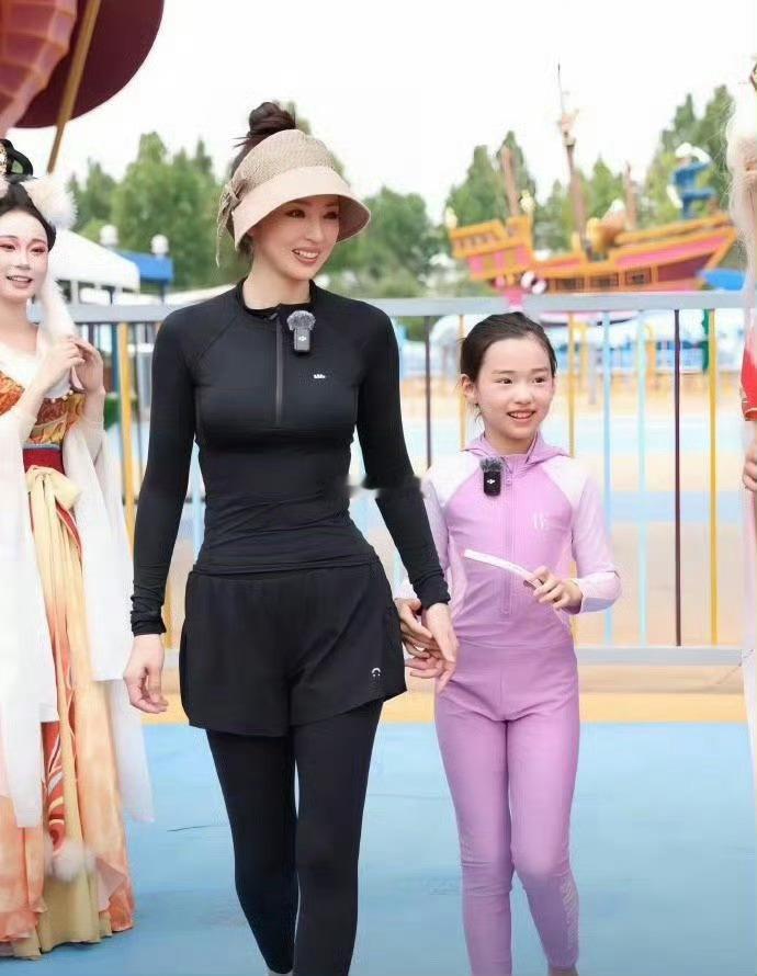董璇和9岁女儿小酒窝，第一次觉得明星的孩子应该也是明星董璇带小酒窝纠正体态