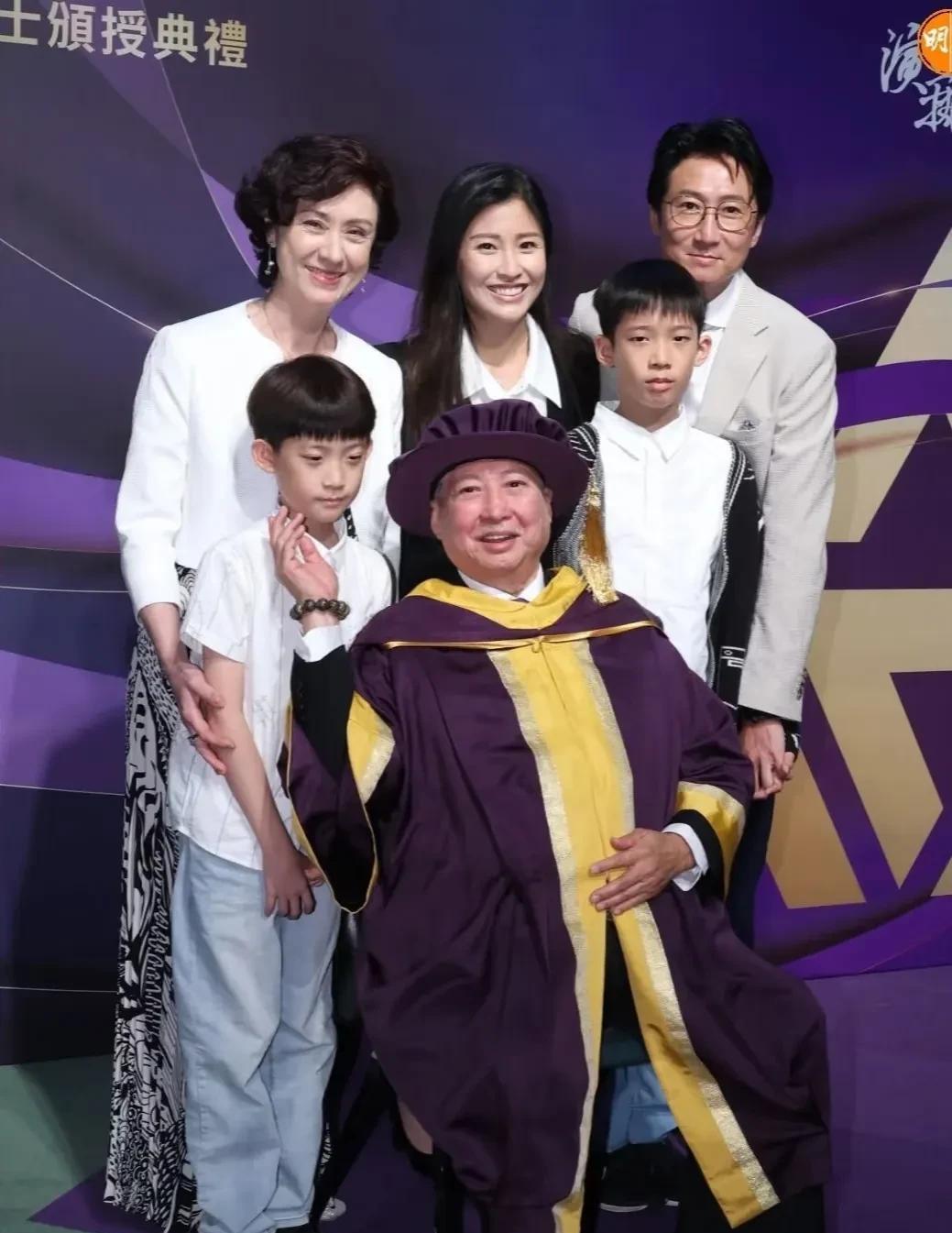 有记者拍到洪金宝的儿媳妇周家蔚与香港某唱片公司高层态度亲昵，两人勾肩搭背参加聚会