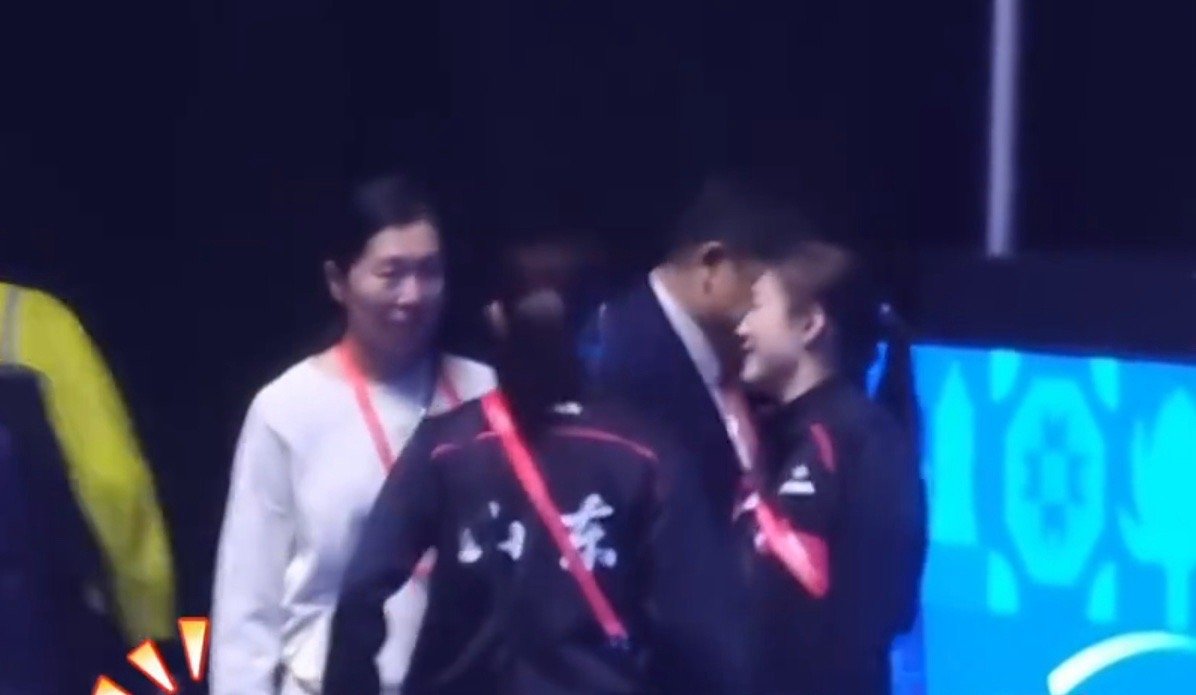 陈梦球场再遇“贵人”，心情大好，我看这次夺冠稳了。全运会赛场惊现暖心一幕！陈梦和