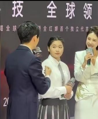 3月12日，全红婵新造型好美好可爱，现身上海线下活动，人气爆棚，现场直接被围得水