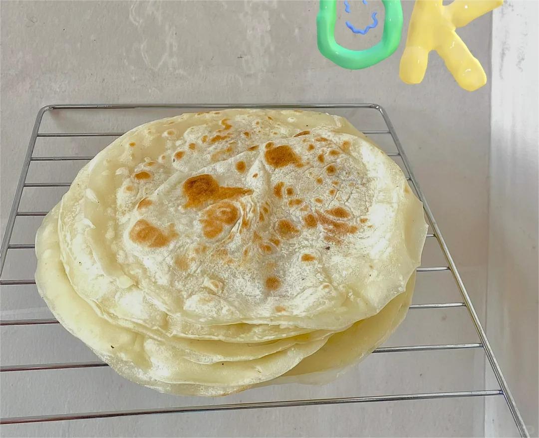 专业烙饼老师傅说，烙饼不烫面，不揉面，不刷油，无油无糖柔软拉丝我其实不是很擅长