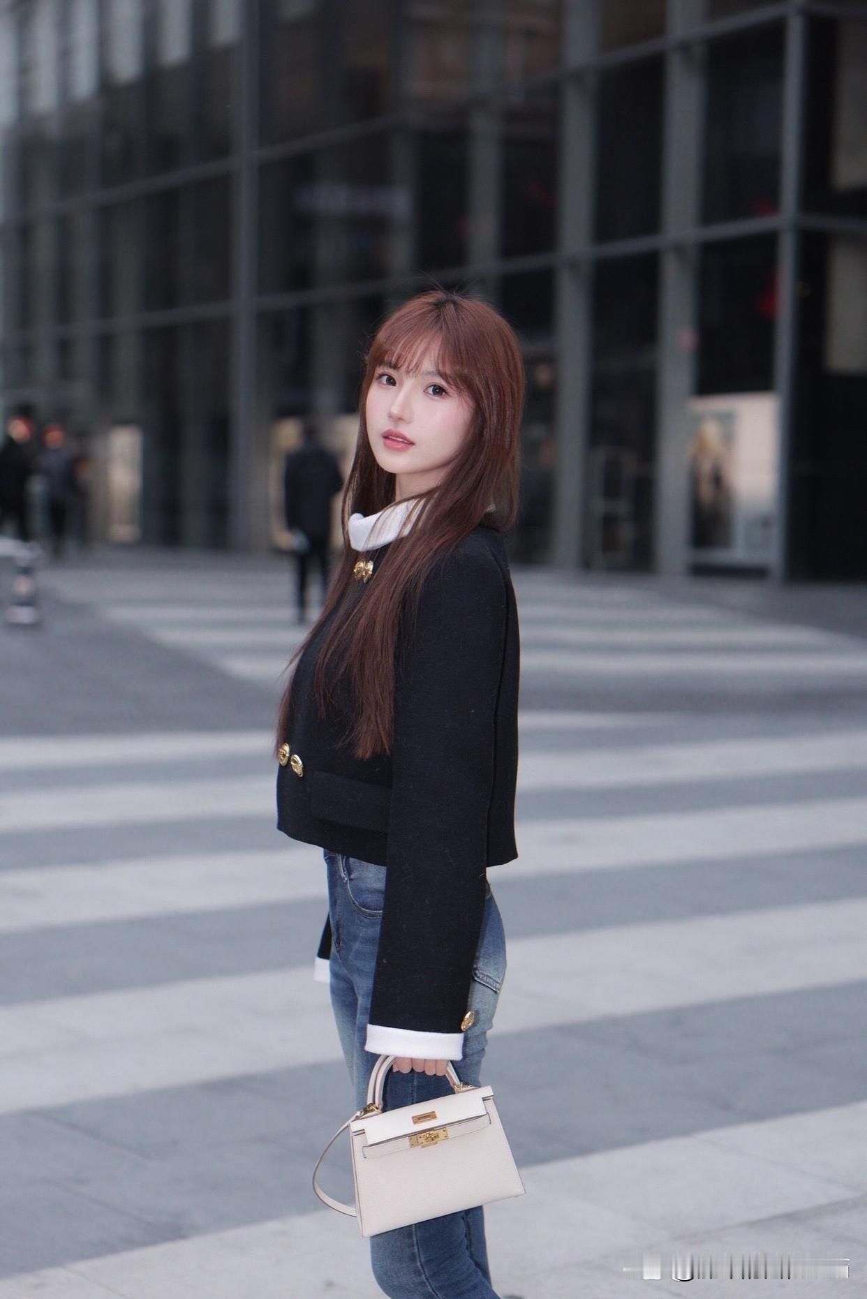 红袖添香夜，轻语话衷肠。