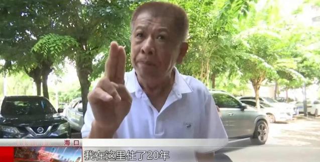 “住了二十年就是你的？”海南海口一处老旧小区里，有一片公共停车位，老业主经常停在