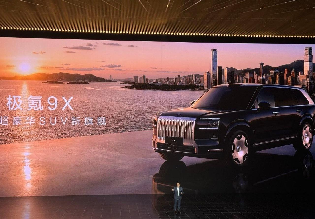 45.59万起！极氪9X上市……这个车我帮大家总结了一下重点：▫️三电机1400