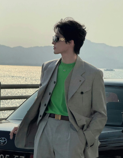 常华森的穿搭虽看不懂，但这刀削般的优越骨相太能打！冷白皮配灵动眉眼，越看越上头，