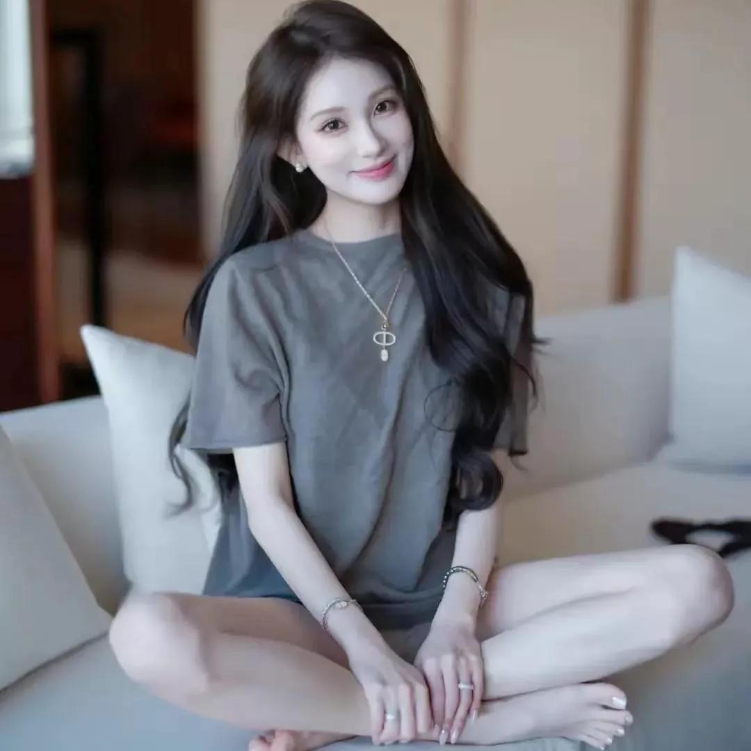 温柔甜美的居家少女，简约穿搭，自在舒适。