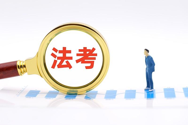 因为热爱，所以他选择了法学专业。本科在211大学然后又在本院读的研究生。现