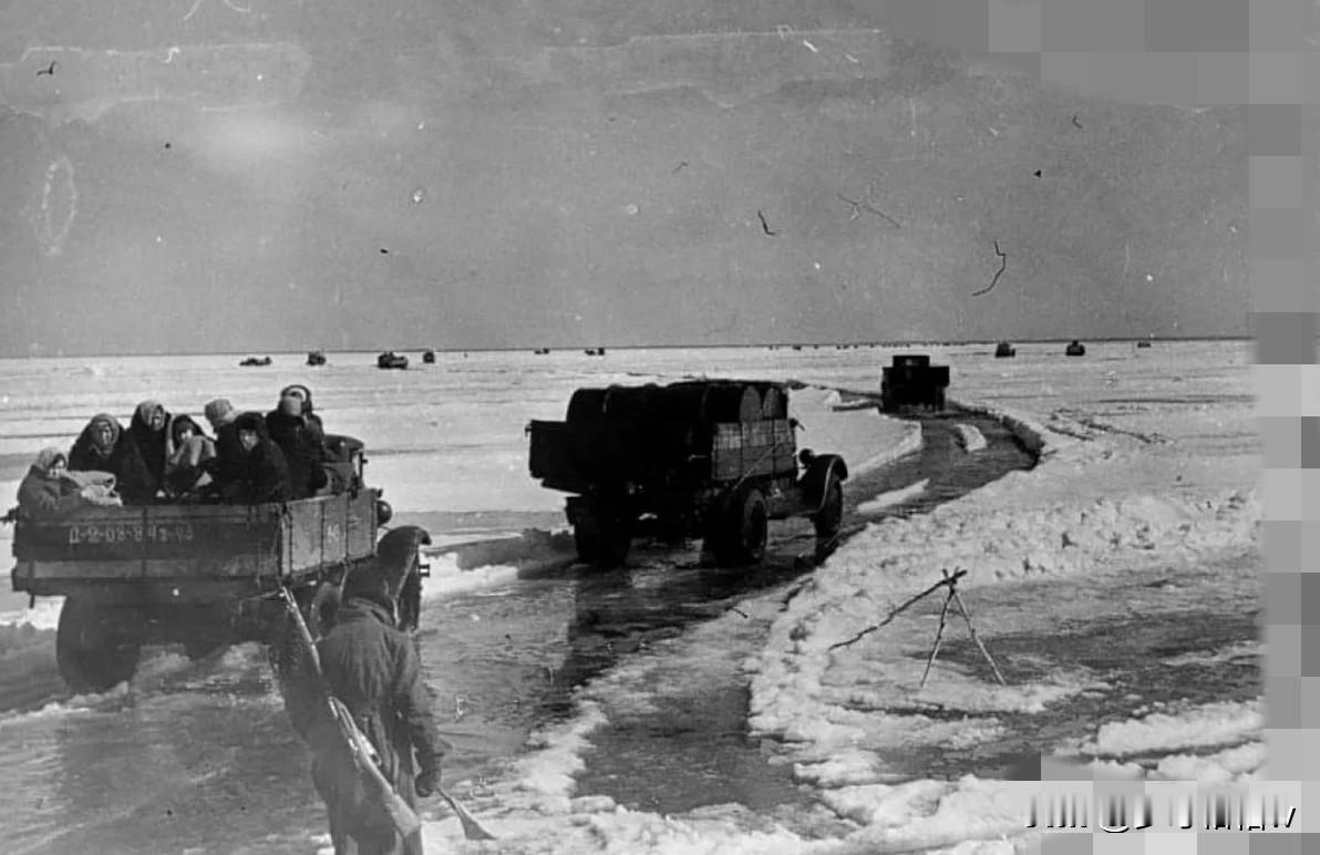 尽管联系列宁格勒和外界的“生命之路”上危险重重，一些运输卡车不断因为冰面破裂而掉