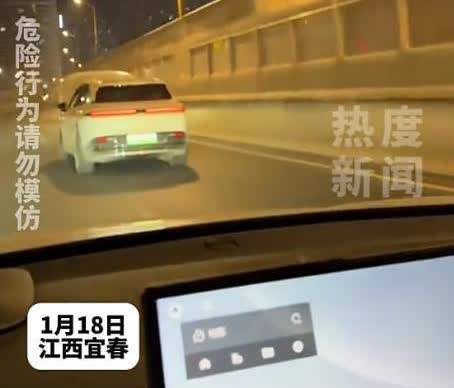 江西宜春，一男子在高架桥上面正常行驶中，突然发现前面一辆车有点不对劲，因为全程对
