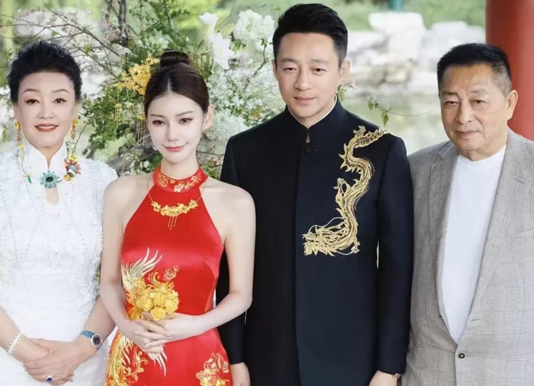刷到很多有关汪小菲和马筱梅温馨婚礼的内容，突然发现，他们家背后一直藏着一位神秘人
