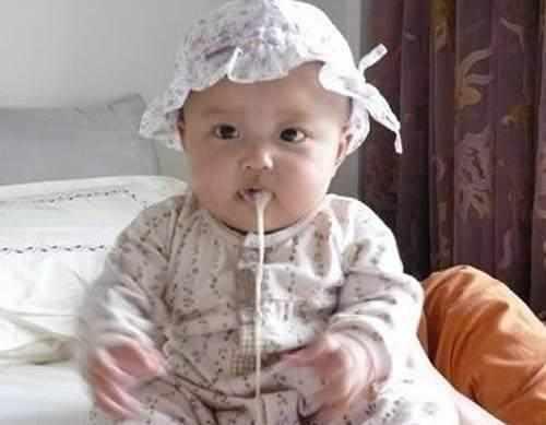 妈妈给宝宝喂完奶水后, 注意这个举动会有危险的