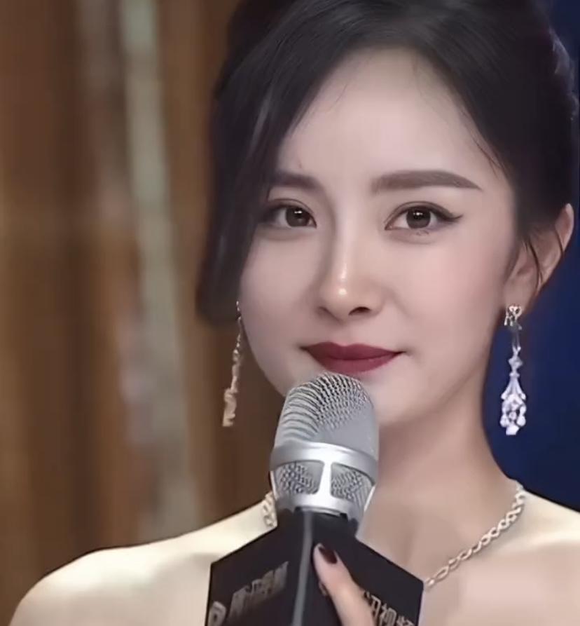 杨幂是真的好看啊！就说在《万物生》里演宁绣绣，穿粉色的样子，跟水蜜桃似的，又甜