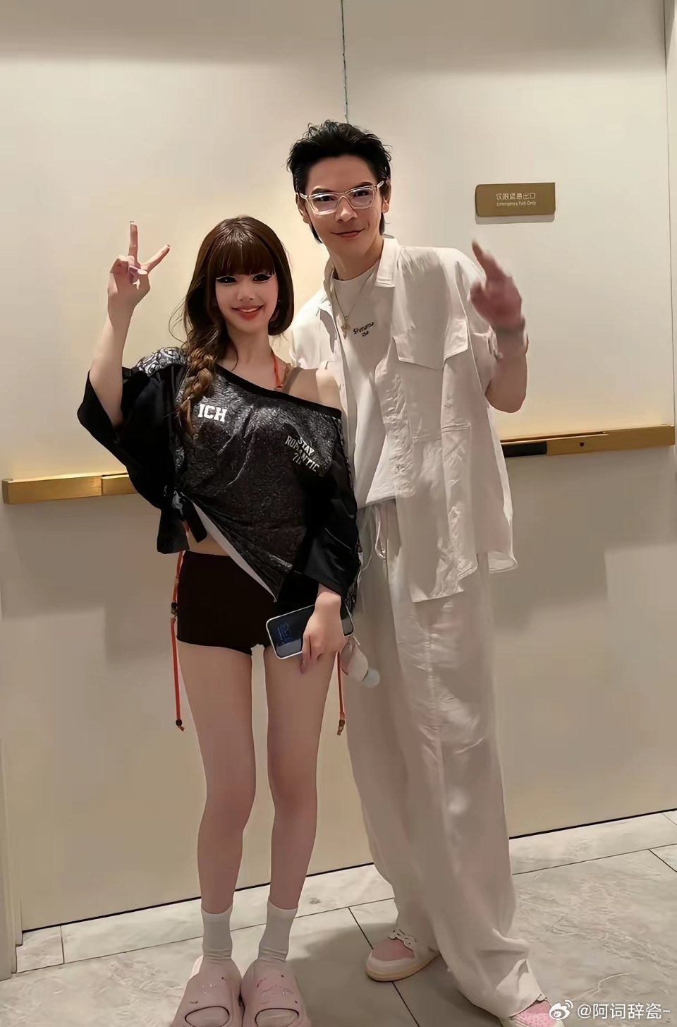 看得出来向佐很喜欢赵露思，特意忙完事赶去澳门看她的演唱会，当天还精心打扮得清爽帅