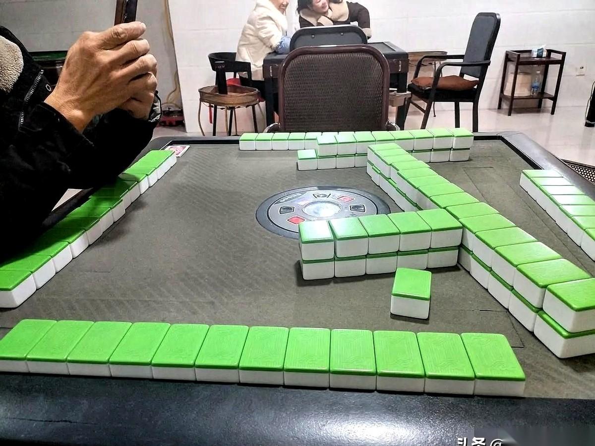 说真的，麻将这玩意儿，真不是在打牌，是在打人性。你发现没？那些在桌上骂骂咧咧、