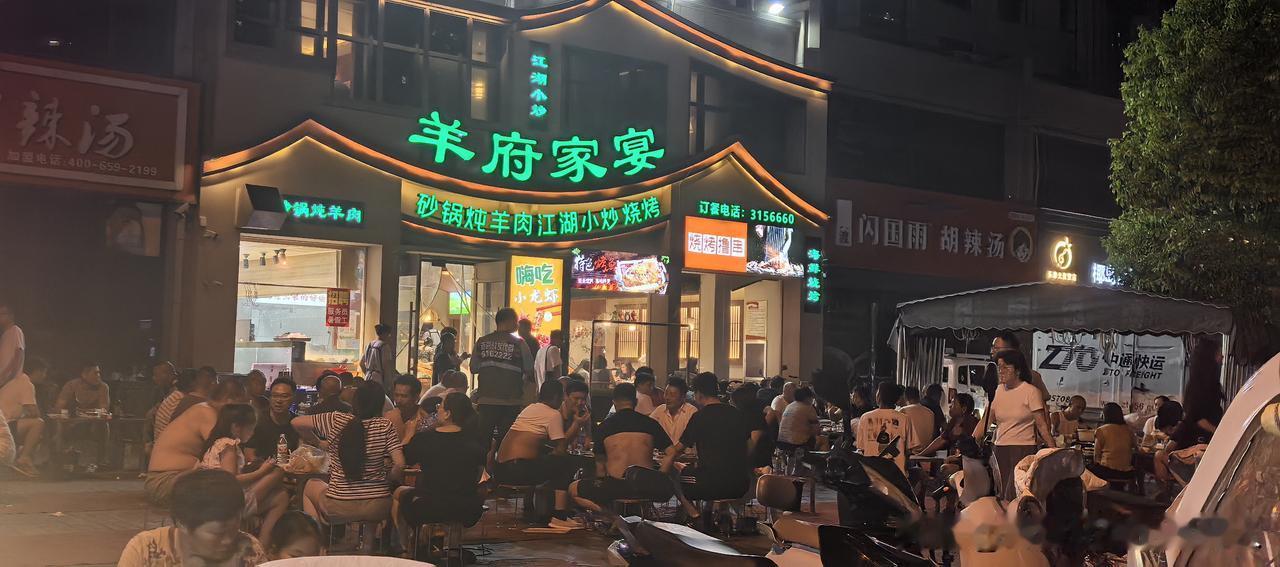 【夜市摊，男人光膀子、露肚皮，你怎么看？】夏日炎炎，天干气躁。在持续不断的高温天