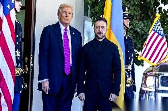 我跟你讲，这事儿魔幻在哪。泽连斯基，飞了上万公里，满心以为是去谈和平的。结果，