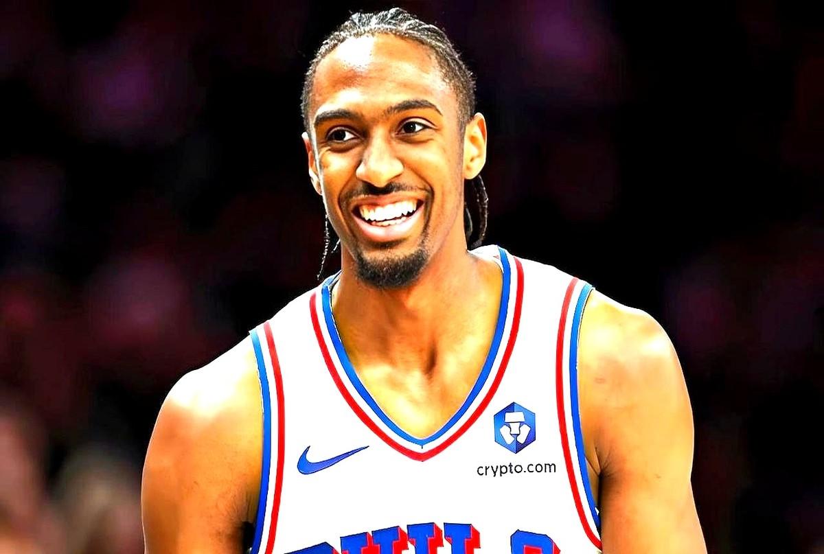 76人四连败，恩比德不在，所有人都以为费城要崩。结果呢？马克西直接打疯了。他