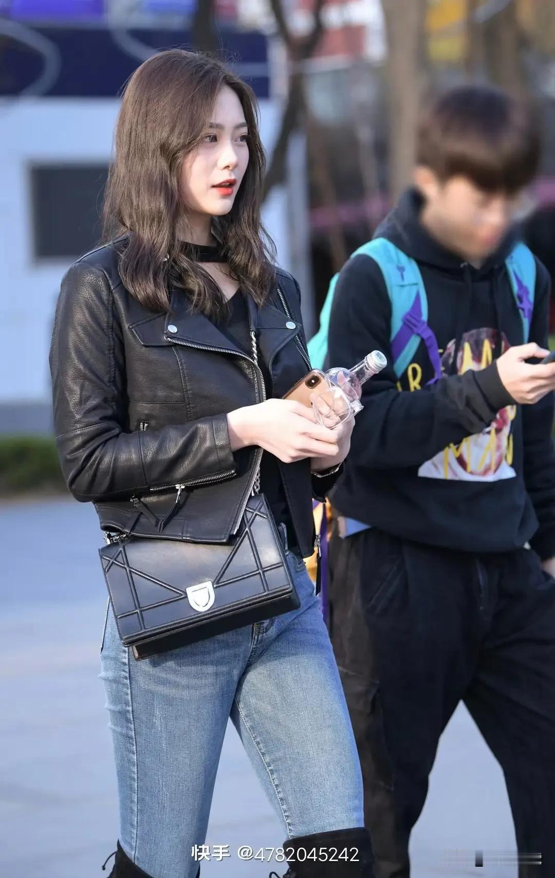 都市女孩的时尚穿搭，黑色皮夹克+牛仔裤，搭配小包包，走在街头，自信满满！👗👠