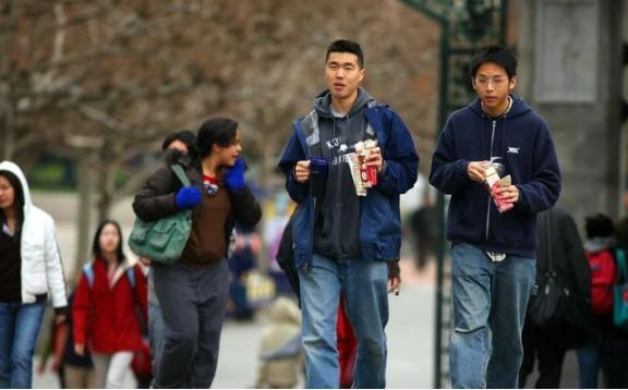 为啥美国有钱人不来中国，而中国有钱人却移民美国？因为说白了，在美国只要你有钱，还