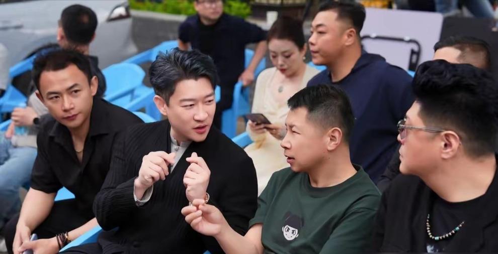 被郭德纲扫地出门的徒弟们都出现在曹云金的饭店门口，不知道郭德纲作何想法