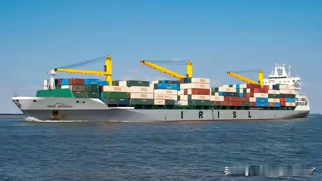 美国扣押了中国开往伊朗的货轮，并且销毁了货轮上的物资。中国应该强势反击，直接扣押