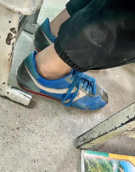 泪目！”新疆伊犁，一位女老师正在讲台上课，却突然发现台下一名男生没穿袜子，整个脚