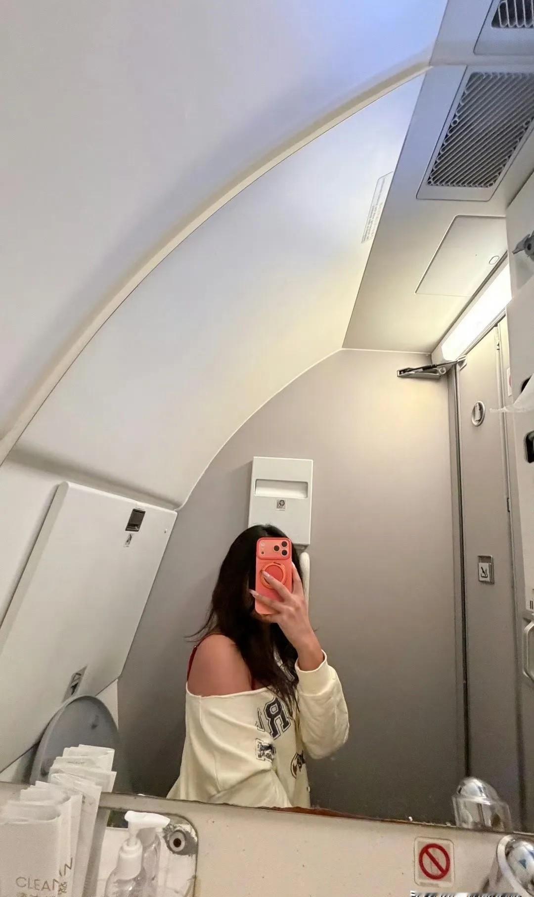 飞机上厕所，真不是你想去就去的。空间小得像衣柜，走道都挤不下人。更别提那点隔