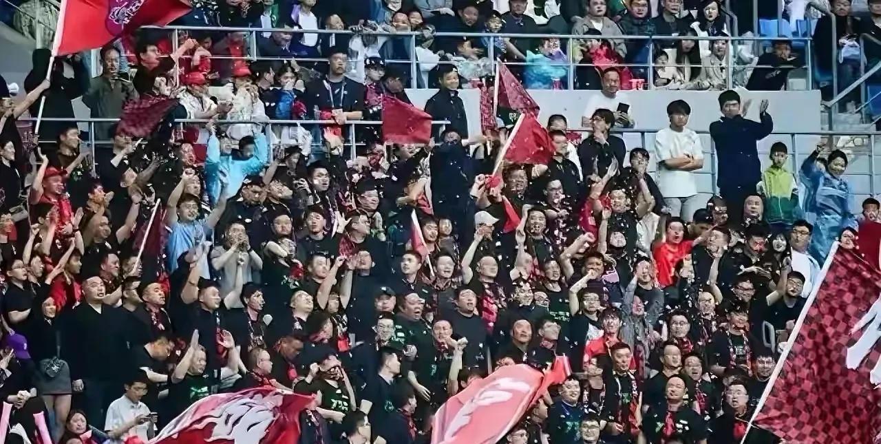看了苏超后，严重怀疑中国足球是走错路了！实际上足球在中国并不缺乏生长的土壤，因为