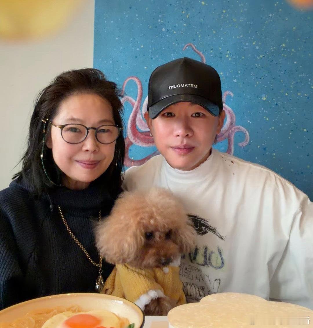 胡彦斌为妈妈庆祝生日，和亲友们一起聚餐。他的妈妈打扮贵气，外表看起来好年轻，母子